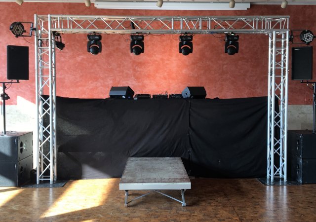 DJ Traversenkonstruktion mit Cameo Movings und LEDs